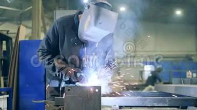 在工厂设施工作的专业焊工。 在工厂工作时安全穿戴的焊接技师